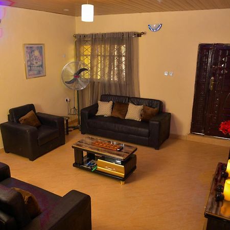 Living Green Apartments Airport Pick Up Бенин Сити Екстериор снимка